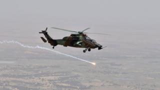 Un hélicoptère des forces françaises de l'opération Barkhane survolant Gao le 19 mai 2017.