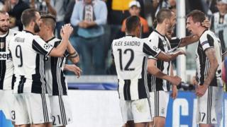 Juventuslu futbolcular ilk golü atan Mandzukic'i kutluyor