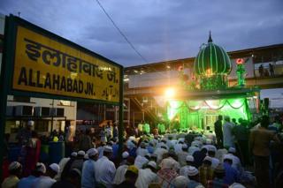 Преданные-мусульмане-мусульмане возносят молитвы после того, как прервали свой пост у мечети Лин-Шах-Баба в Аллахабаде.