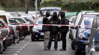 Des policiers espagnols sur le scène d'une fusillade à Mondragon en 2008 (illustration).