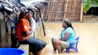 Des voisins discutent dans une rue inondée du district de Paquite, à Pemba, sur la côte nord-est du Mozambique, après le passage du cyclone Kenneth.