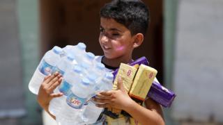 طفل من أبناء سكان غرب الموصل في أول أيام العيد