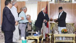 माथेमा प्रतिवेदन बुझाउँदै