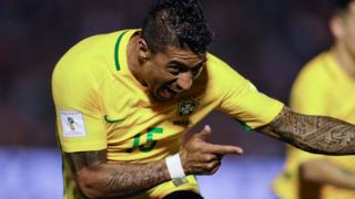 Paulinho celebrando.