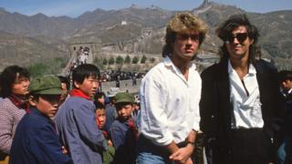 George Michael (izq.) y Andrew Ridgeley visitan la Gran Muralla durante su gira en China, 7 de abril de 1985.