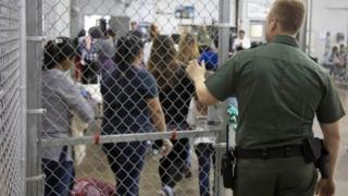 Guarda fecha grade em centro para imigrantes nos EUA
