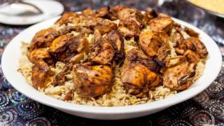 Abashinjacyaha bavuga ko uwo mugore yagabuye ibisigazwa by'umukunzi we mu ifunguro gakondo nk'iri rimenyerewe mu gihugu cya United Arab Emirates