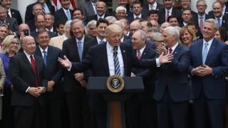 オバマケア改廃法案の下院通過を喜ぶトランプ大統領と政権関係者たち(4日、ホワイトハウス)