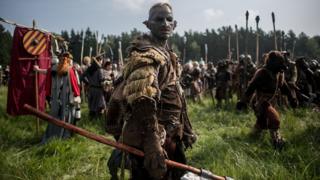 'The Hobbit' Fans re-enact 'Battle of Five Armies'