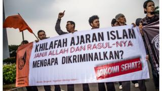 Mahasiswa memprotes pembubaran HTI