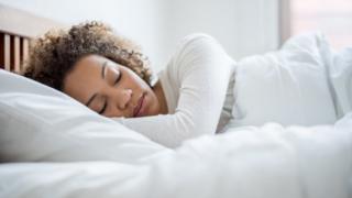 Mujer durmiendo.