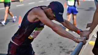 Yohann Diniz se detiene durante su marcha de 50 kilómetros