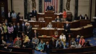 下院の本会議場で座り込み抗議をする民主党議員たち