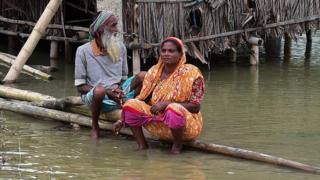 ফণী আঘাত হানার পর খুলনায় পানিবন্দী এক বয়স্ক দম্পতি। (চৌঠা মে, ২০১৯)