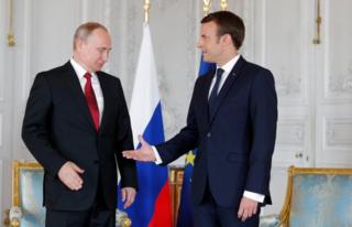 Bwana Macron (i buryo) aremera ko bikenewe kuvugana n'Uburusiya