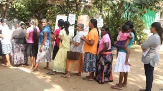 ඡන්දය දීමට පෙළ ගැසී