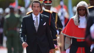 Le président Ian Khama après avoir prêté serment pour un second mandat à Gaborone, le 28 octobre 2014.