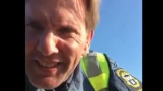 Охранник Абу Кевин был снят на беглом арабском языке на контрольно-пропускном пункте в Швеции