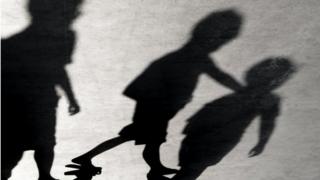 Sombras de niños.