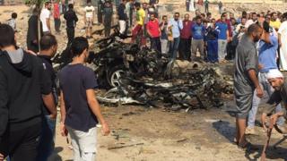 حطام سيارة فجرتها عبوة ناسفة