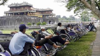 Đại nội Huế, xe xích lô đợi đón du khách nước ngoài, 2007