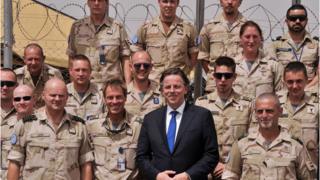 Le Ministre hollandaise des Affaires Etrangères, Bert Koenders au milieu des casques bleus néerlandais dans un camp de la MINUSMA le 14 avril 2016.
