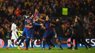 Barcelonalı futbolcular turun sevincini yaşıyor