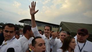 Juan Guaidó, Iván Duque y Fabiana Rosales llegando al puente Tienditas.