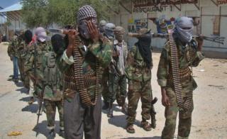 Abagwanyi ba al-Shabab baromowe mu gisagara ca Mogadishio ariko baguma bagaba ibitero hirya no hino