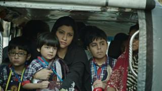 Konkona Sen Sharma扮演三個孩子的母親,她不願被看作生育機器