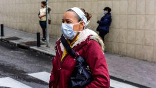 கொரோனா வைரஸ்: கோவிட்-19 குறித்த மூடக் கருத்துகளை மக்கள் ஏன் நம்புகிறார்கள்?