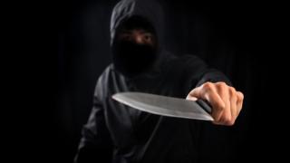முகமூடி கொள்ளையர்களிடம் போராடிய வயதான கணவன் - மனைவி