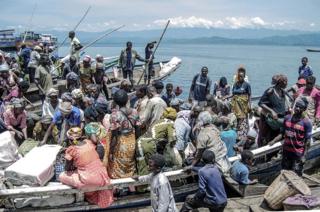 environment Vendors and shoppers at Kituku market on the shores of Lake Kivu in Goma