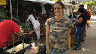 A decoradora de móveis Magdalena Kraft posa para foto em uma feira livre
