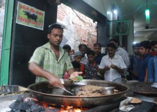 Индийский продавец готовит шашлыки из говядины в ресторане Tundey Kebabi в Лакхнау 17 мая 2017 года