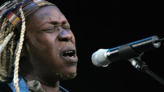 Le musicien Geoffrey Oryema avait fui l'Ouganda en 1977, caché dans le coffre d'une voiture.