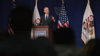 Bwana Obama yagezaga ijambo ku banyeshuri bo kuri kaminuza ya Illinois