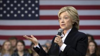 Хиллари Клинтон выступает на предвыборном митинге