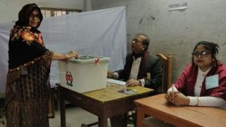 চট্টগ্রামে একটি ভোটকেন্দ্রে ভোটগ্রহণ চলছে