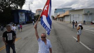 Foto de un cubano celebrando el fallecimiento de Fidel Castro en 2016 en las calles de Miami.