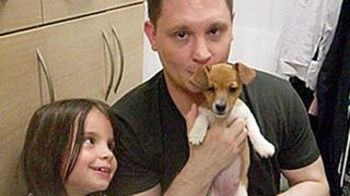 Ellie Butler junto a su padre Ben Butler
