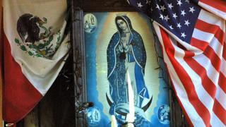 Imagen de la Virgen de Guadalupe en un hogar del este de Los Ángeles