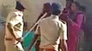पुलिस लाठीचार्ज