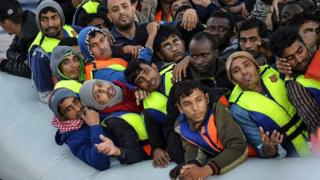 Refugiados en una balsa.