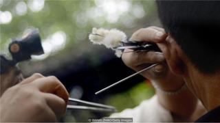 Utensílios para limpeza de ouvido e ouvido