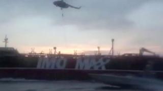 رسانههای ایران روز گذشته تصاویری منتشر کردند که ظاهرا لحظه ورود نیروهای ایرانی به نفتکش بریتانیایی است