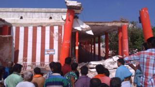 இடிந்து விழுந்த மண்டபம்