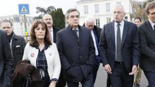 Бывший премьер-министр Франции и неожиданный победитель первого тура правого президента Франции Франсуа Фийона в Вири-Шатийоне, к югу от Парижа, 22 ноября 2016 года