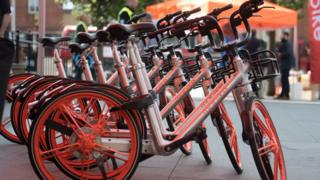 Mobikes en fila