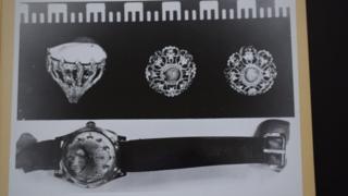 Ювелирные изделия и часы, найденные рядом с телом